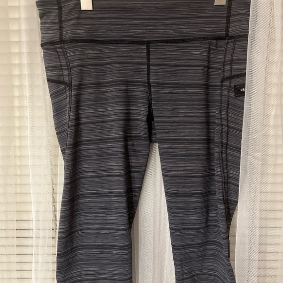 Lululemon  Atlético size 10 Fast Free Crop II Salt Alpine Gray  Black F - Picture 2 of 13